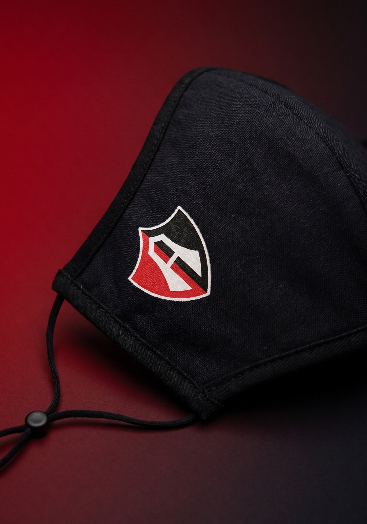 CUBREBOCAS EN COLOR NEGRO ESCUDO ATLAS FC