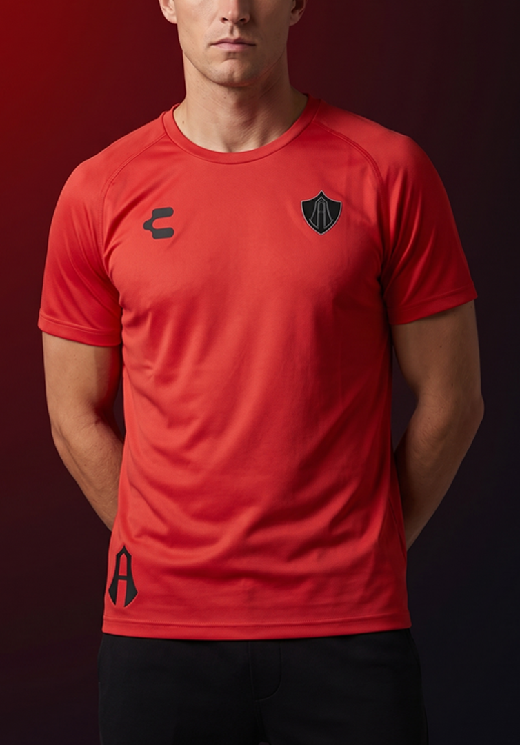 PLAYERA CHARLY SPORT FÚTBOL EQUIPAMIENTO ATLAS 25/26 COLOR ROJO PARA HOMBRE
